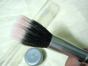 Kryolan-Professional-Premium-Smoothing-Brush-Review-handle+cosmetic-brush